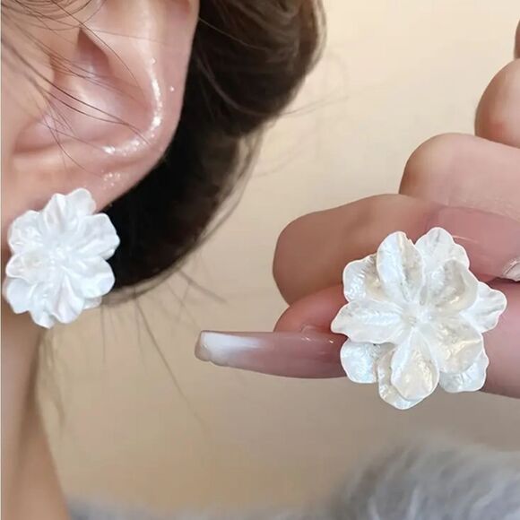 White Flower Stud Earrings Timeless Simple Style Ear Piercing Jewelry - Picture 6 of 7